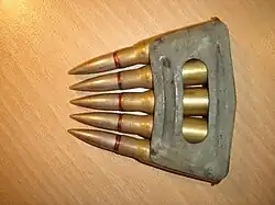 Um clip do tipo "em bloco" para o fuzil RSC M1917 com 5 cartuchos calibre 8×50mmR Lebel.