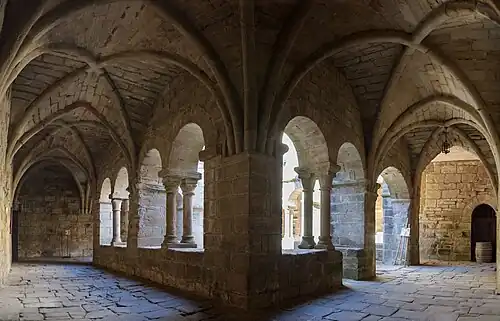Claustro do Priorado de Saint-Michel de Grandmont (Languedoc-Roussillon, França)