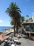 Esplanada, em baixo, e restaurante com varanda, à direita