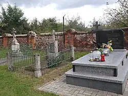 Túmulos do clero localizados atrás da igreja do Nascimento da Bem-Aventurada Virgem Maria