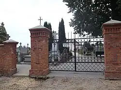 Portão principal do cemitério católico