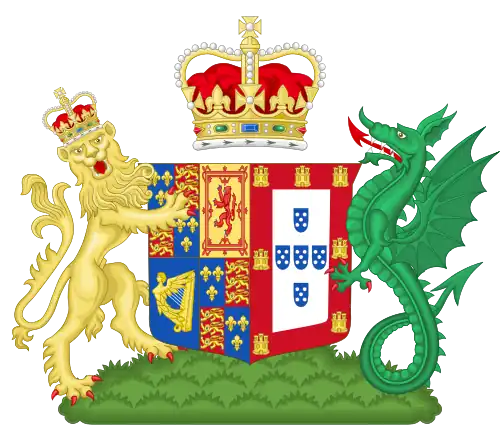O brasão de Catarina de Bragança, rainha consorte de Inglaterra, Escócia e Irlanda, e princesa de Portugal, combinam como suportes a serpe vert de Portugal e o leão coroado de Inglaterra.