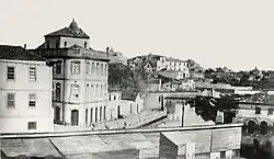 Vista a partir das Pontes (atual Praça Gen. Humberto Delgado), em 1890. À direita, é visível o moínho de marés que foi convertido na Capitania do Porto de Aveiro.