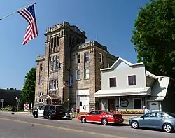 Edifício Municipal de Colfax (edifício maior à esquerda) em Colfax, Wisconsin, foi construído em 1915 e abrigava a delegacia de polícia, estação de bombeiros, salas de reunião, auditório, salão de banquetes e biblioteca da cidade.