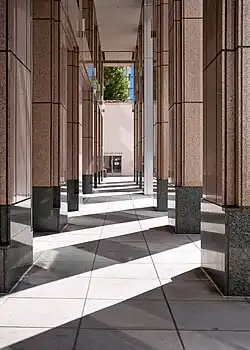 Colunata na esquina da Mission and First no centro da cidade São Francisco (Califórnia)