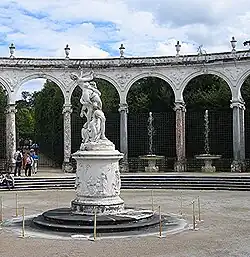 La Colonnade com a "Abdução de Perséfone" de François Girardon.