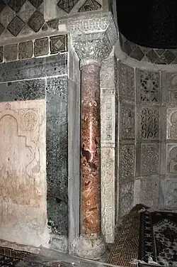 Uma das colunas laterais