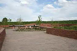 The Columbine Memorial, construído em 2007 em homenagem as 13 vítimas do ataque.