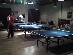 Uma mesa de pingue-pongue dentro do restaurante