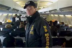 Um Delegado Federal dos Estados Unidos em um voo "Con Air" (transporte de presos)