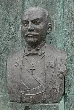 Busto do Conde de Agrolongo (1853-1929) na respetiva praça em Braga. Inaugurado em 1997 em frente à Igreja do Salvador (onde está sepultado) e ao Lar Conde de Agrolongo, obras por si custeadas.[40]