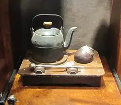 Conjunto de chimarrão: chaleira, cuia e bomba.