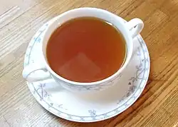 Um recipiente com consommé