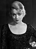 Constance Bennett, que atuou no seriado Into the Net, em 1921.