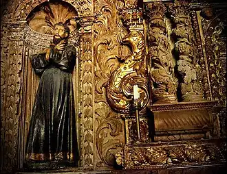 Detalhe da decoração em uma capela no claustro