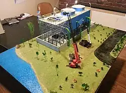 Um diorama de uma torre de refrigeração industrial.
