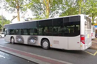 Um ônibus 7001 na parada da estação de ônibus Henri-Barbusse.