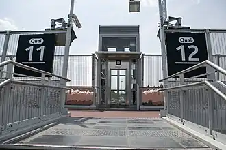 O elevador para as plataformas 11 e 12.