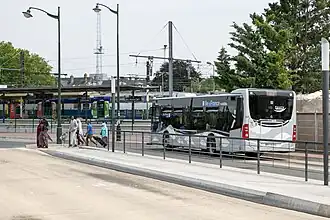 Uma linha de ônibus 301 na parada da estação de ônibus Émile-Zola.