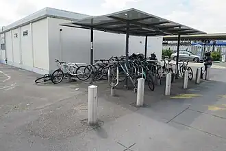 Estacionamento de bicicletas na estação.