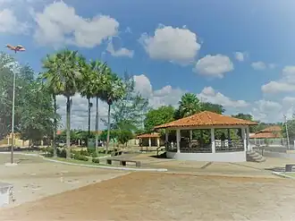 Vista da praça da matriz e seu coreto.