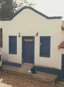 Casa simples, nos tons branco e azul