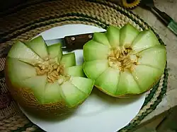 Corte em zigue-zague de uma meloa ou cantalupo (culinária).