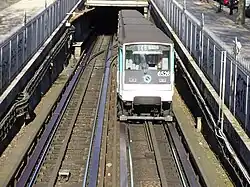 Trem MP 73 saindo da estação e se dirigindo para Nation.