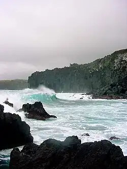 Zona das Piscinas naturais dos Biscoitos em dia de tempestade.