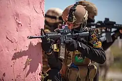 Militar do ISOF segurando uma M4A1