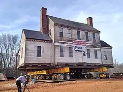 Transporte de uma antiga casa histórica para outro local.