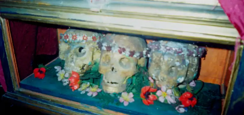 Crânio de Santa Febrônia (centro) em San Carlo ai Catinari, Roma