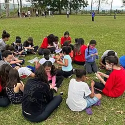 Crianças do Vale do Ribeira brincando com alunos do Colégio Santa Maria
