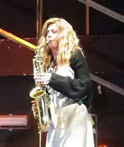 Benedicta Boccoli com seu sax; Crimini del Cuore, Teatro São Bábilas[17], de Milão, 1 de maio 2015.