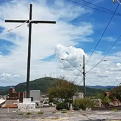 Cruzeiro, datado de 1739, com o morro do Bonfim de fundo.