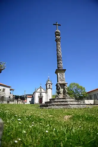 Cruzeiro e Igreja de Roge