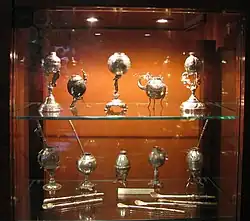 Cuias antigas em prata.