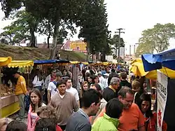 Vista de uma rua da feira.