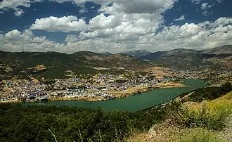 Vista de Tunjeli com o rio Munzur em primeiro plano