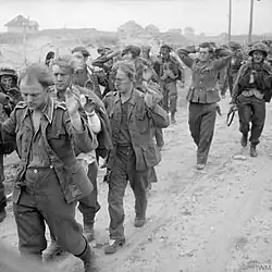 Prisioneiros alemães feitos na região da praia, no primeiro dia de desembarque.