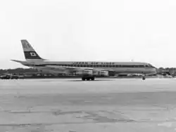 Uma fotografia em preto e branco de uma aeronave Douglas DC-8 na pista