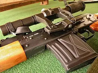 Uma mira lateral montada em um fuzil PSL romeno.