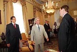 David D. Nelson, embaixador dos Estados Unidos, apresentando suas credenciais ao presidente Tabaré Vázquez em fevereiro de 2010.