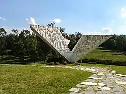 Parque Memorial Šumarice (1953) projetado por Miodrag Živković em Kragujevac