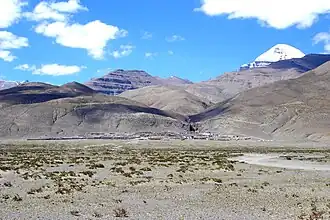 Aldeia de Darchen com o monte Kailash ao fundo