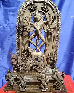 No templo de Melakadambur, na Índia, está uma rara imagem de dez braços de Nataraja dançando sobre seu touro.