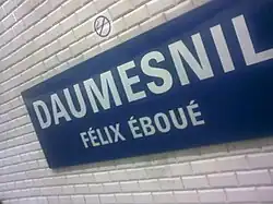 Detalhe da placa indicando o nome da estação presente nas plataformas da linha 8.