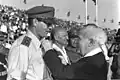 Sequência da foto: David Ben-Gurion concede a Barreta do Haganá ao Chefe do Estado-Maior Haim Laskov.