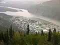 Rio Klondike (esquerda) indo em direção ao Rio Yukon (acima e a direita) em Dawson.