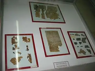 Pergaminhos do Mar Morto na exibição do Archeological Museum, Amman
